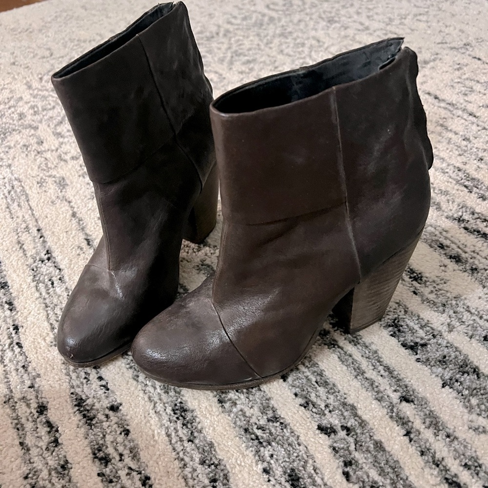Rag & Bone bootie. Size 38. Brown leather.